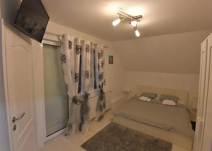 Zelena Dolina Hostel *